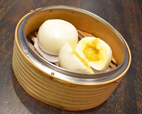 Steamed Creamy Custard Buns 流沙奶黃包